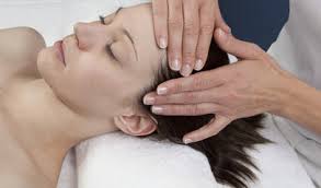 Massage sensitif de la tête